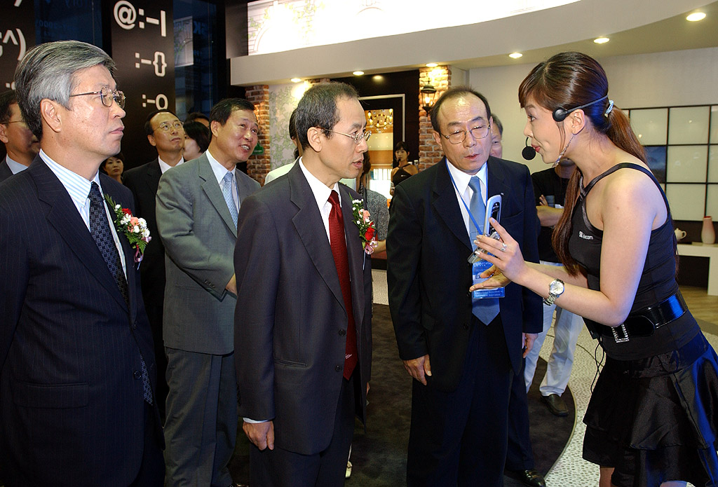 An SK Telecom employee is shown explaining the company`s new services to visitors.(SK Telecom participated in the International Exposition for Government Innovation that took place in Indian Ocean Hall of the COEX Building in Samsung-dong from July 14th~18th. In the exposition, the company showcased competitive cutting edge Korean information technology.)